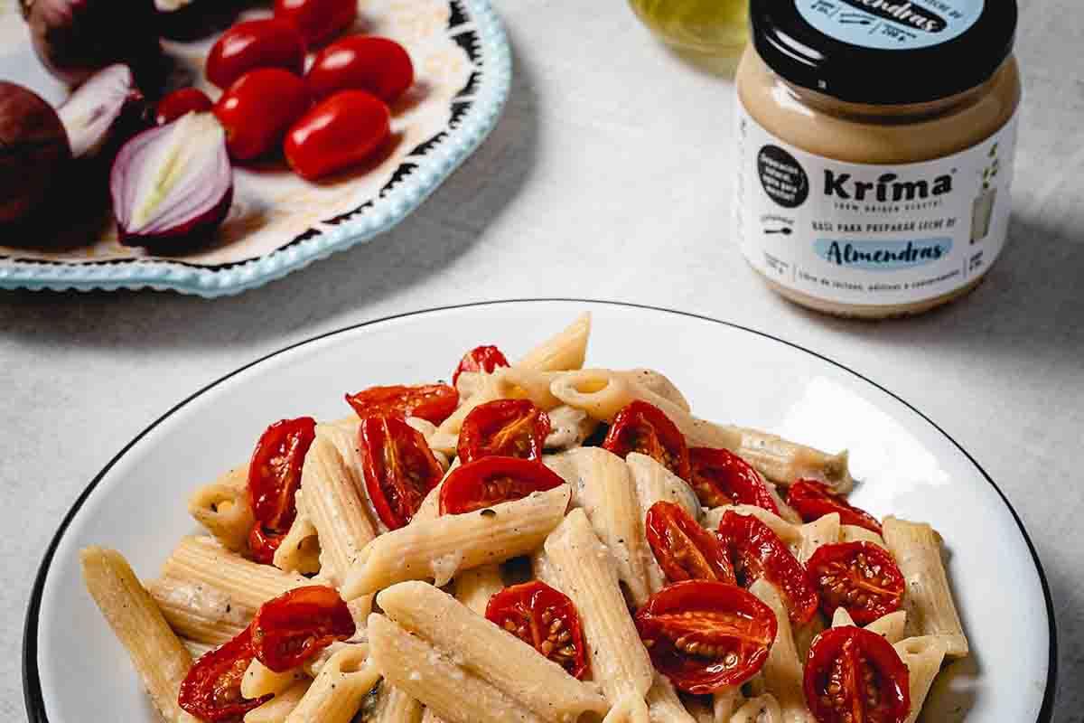 Pasta cremosa con leche de almendras Krima y tomates horneados - Krima